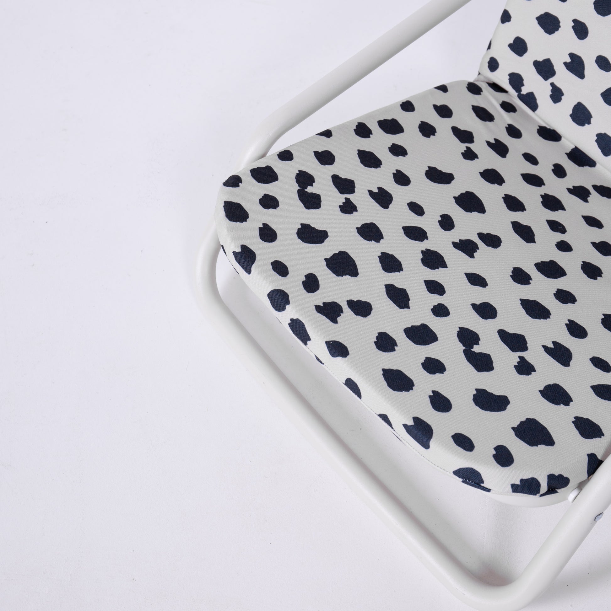 Comfortable Spotted Pattern Folding Beach Chair 